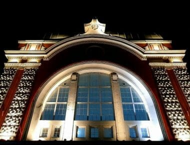 ЖП гара Варна през нощта