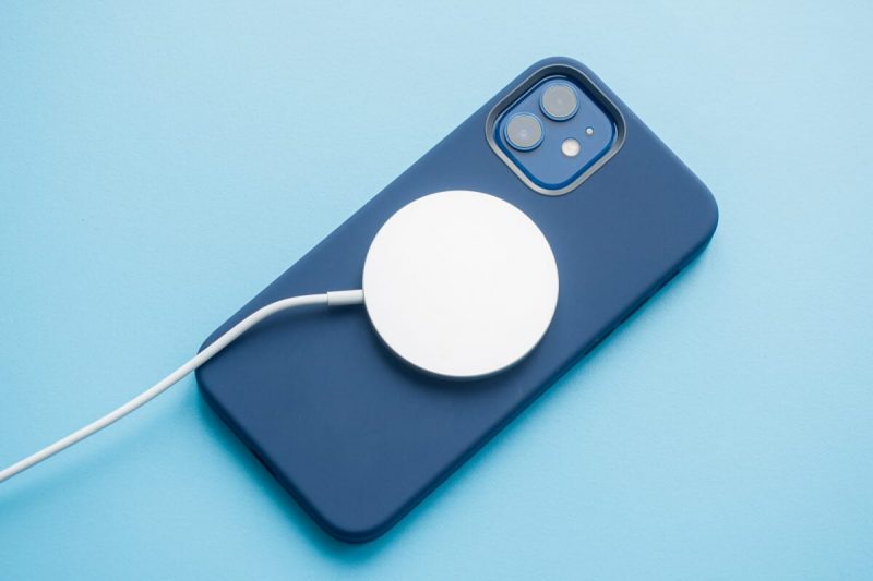 Apple-iPhone-12Pro-MagSafe