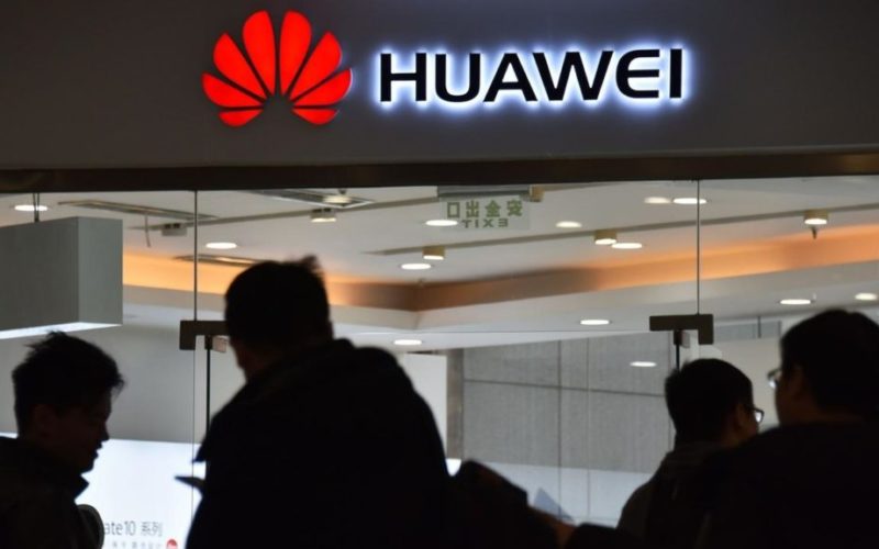 Huawei уволняват служители за разпространение на слухове