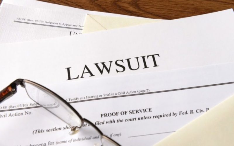 Apple съдят бившия си дизайнер Саймън Ланкастър,