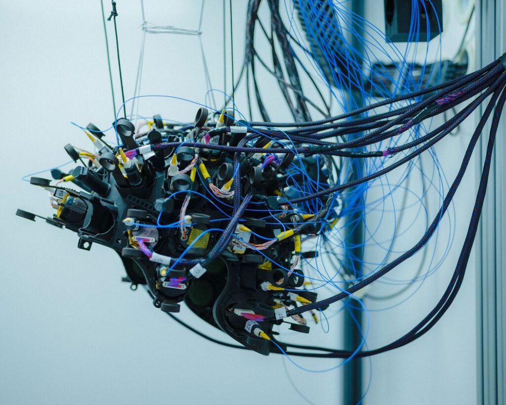 Flow и Flux за каски (шлемове) за проследяване на мозъчната активност и съчетават функциите на ЯМР, ЕКГ и PET машини. Flow може да се използва за оценка на концентрацията, вниманието и промените в емоционалното състояние, докато Flux може да се използва за анализ на мозъка в процеса на учене и възприемане на информация.