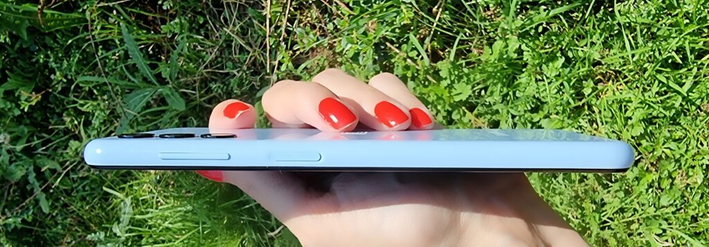 Samsung-Galaxy-A13-v-raka-2