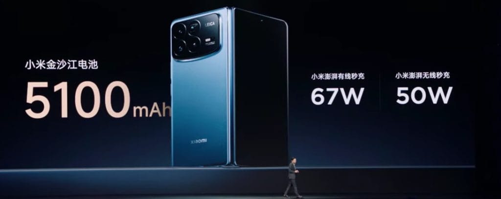 
Xiaomi Mix Fold 4 се захравна от силициево-въглеродна анодна батерия с капацитет 5100 mAh и поддържа по-бързо 50W безжично и 65W кабелно зареждане. Кадър от презентацията.