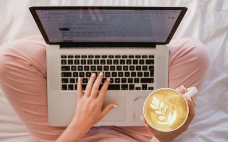 Лаптопите HP са идеални за бизнес със своите мощни процесори, дълъг живот на батерията, висококачествени дисплеи и лек дизайн. Изберете HP за надеждност и производителност.