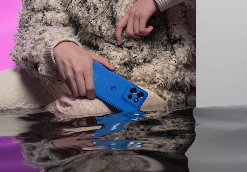 Motorola Edge 50 Neo в класическия син цвят Pantone Nautical Blue