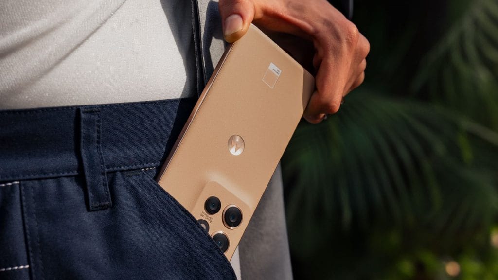 Motorola Edge 50 Neo в бежов цвят Pantone Lattè