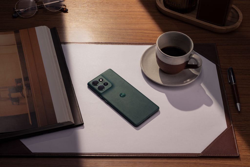 Motorola Edge 50 в зеления цвят Jungle Green