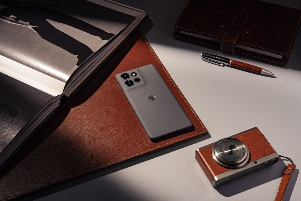 Motorola Edge 50 в бледосивия цвят Koala Grey