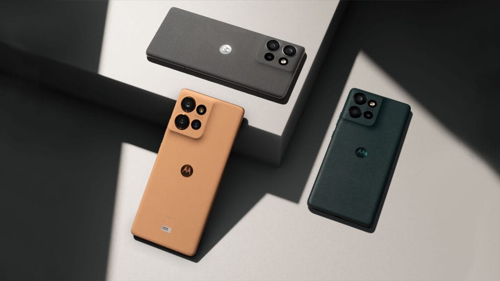 Motorola Edge 50 в трите цвята - зеленият Jungle Green, бледосивият Koala Grey и цветът на годината на Pantone - Peach Fuzz