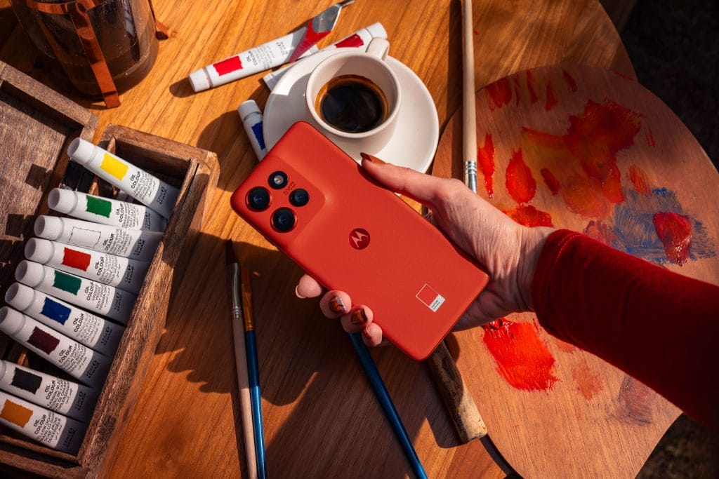 Motorola Edge 50 Neo в смелия червен цвят Pantone Poinciana