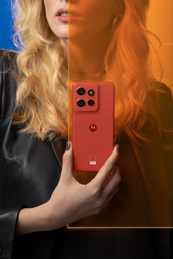 Motorola Edge 50 Neo в смелия червен цвят Pantone Poinciana