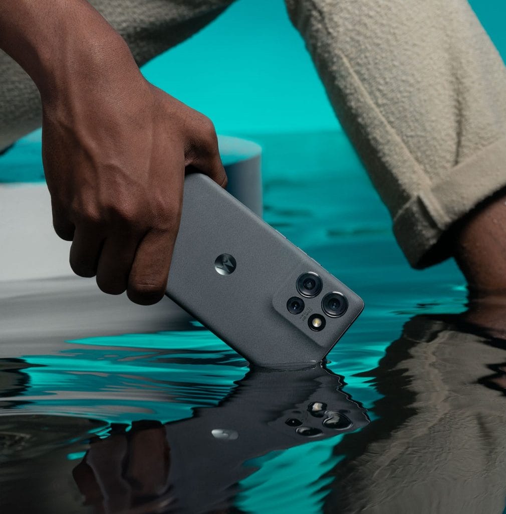 Водоустойчивият Motorola Edge 50 в бледосивия цвят Koala Grey