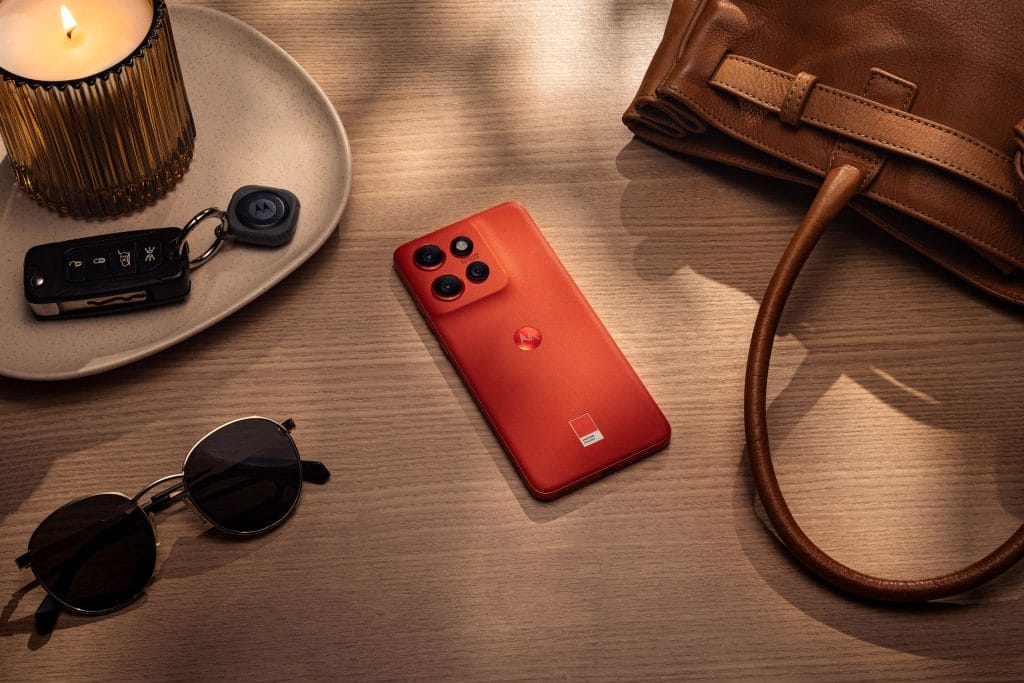 Motorola Edge 50 Neo в смелия червен цвят Pantone Poinciana