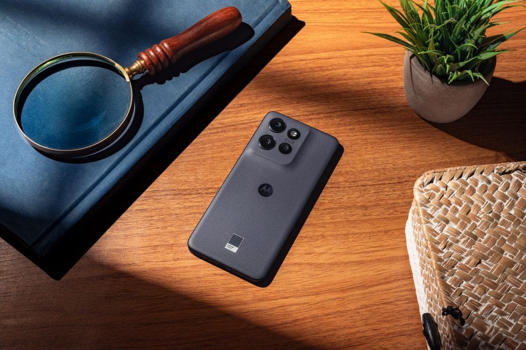 Motorola Edge 50 Neo в сивия цвят Pantone Grisaille