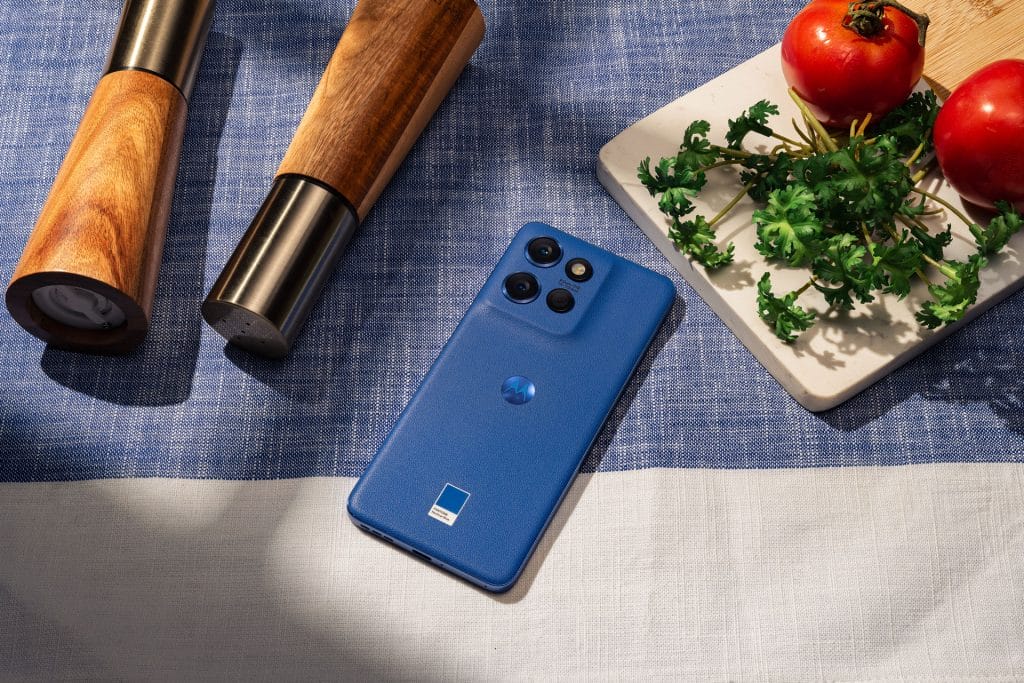 Motorola Edge 50 Neo в класическия син цвят Pantone Nautical Blue