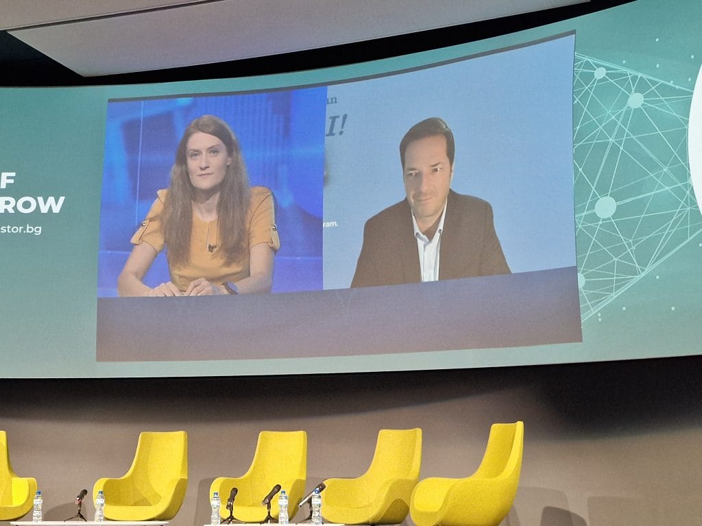 Кадър от видео разговора между Елена Кирилова и Мартин Гисвайн, излъчен на конференцията