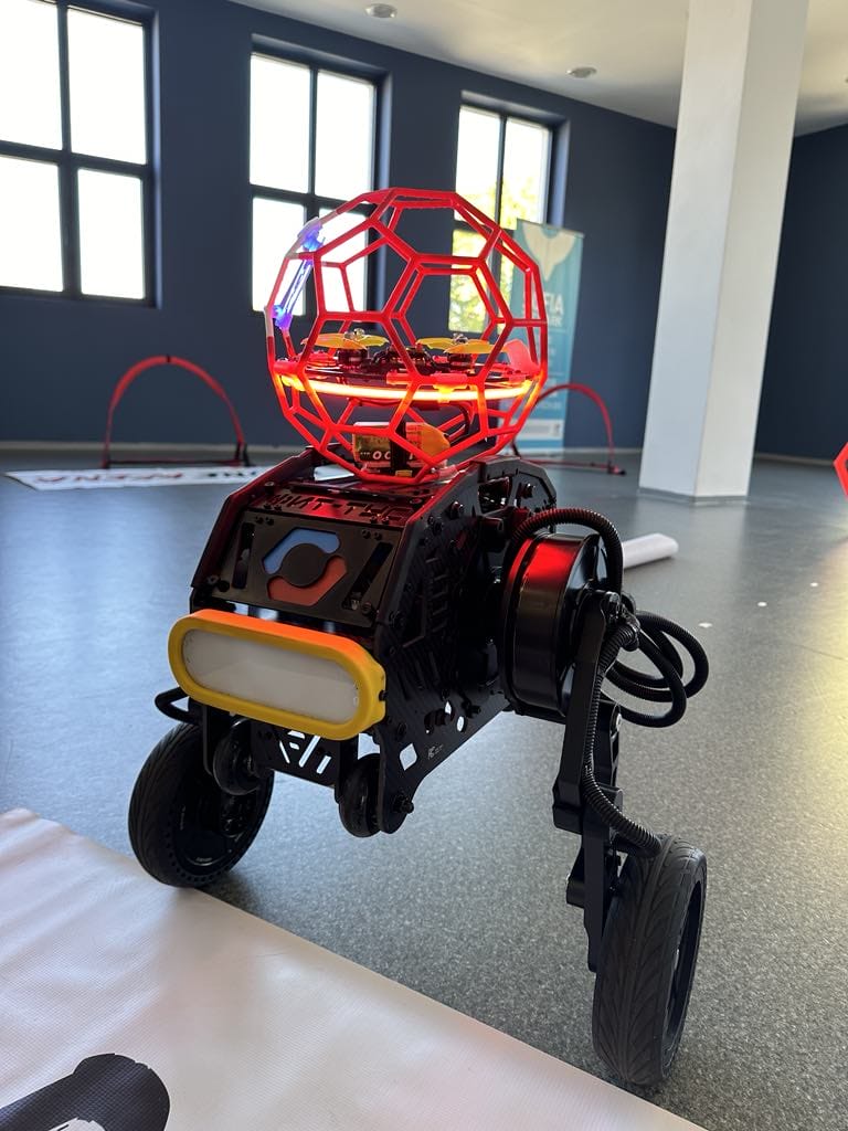 В дрон футбола отборите управляват специално оборудвани летящи дрон топки. Целта е те да преминат през противниковата врата, като се използват стратегии и координация, подобни на традиционния футбол. 