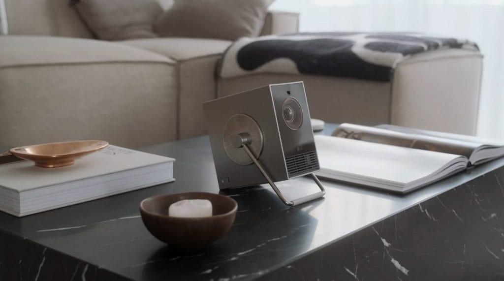 Най-малкият 4K проектор CineBeam Q на масата