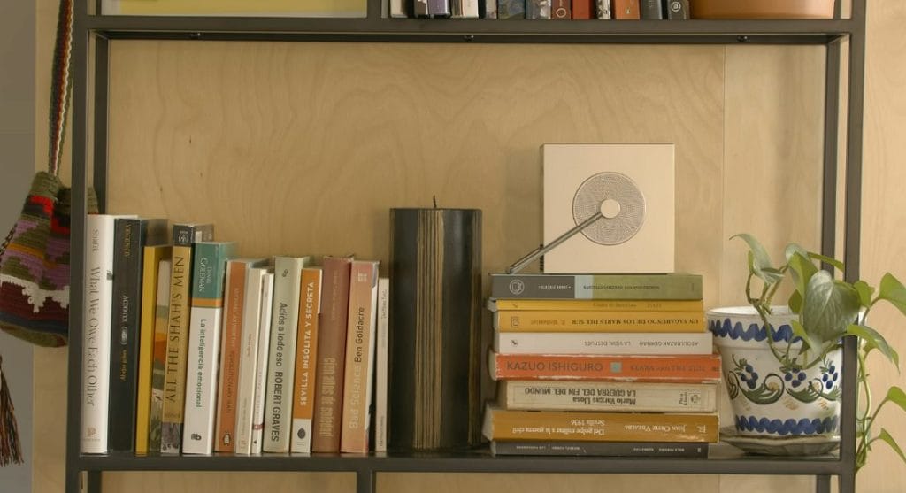 Най-малкият 4K проектор CineBeam Q сред книги