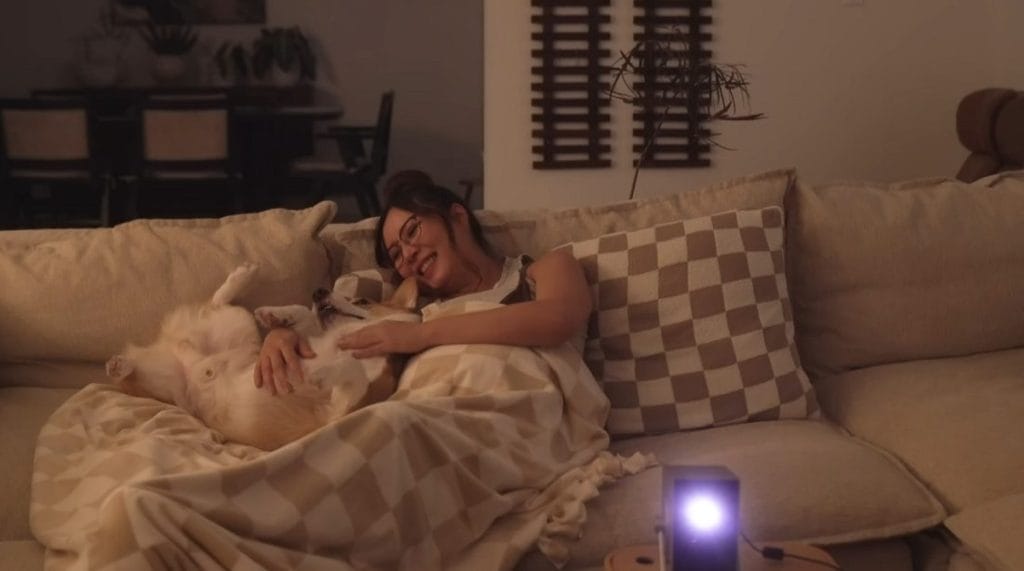 Най-малкият 4K проектор CineBeam Q прожектира