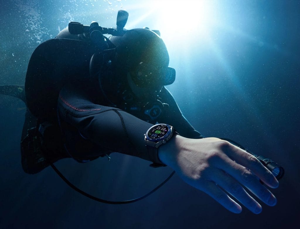 Водолаз с HUAWEI WATCH Ultimate Green Edition на ръката.