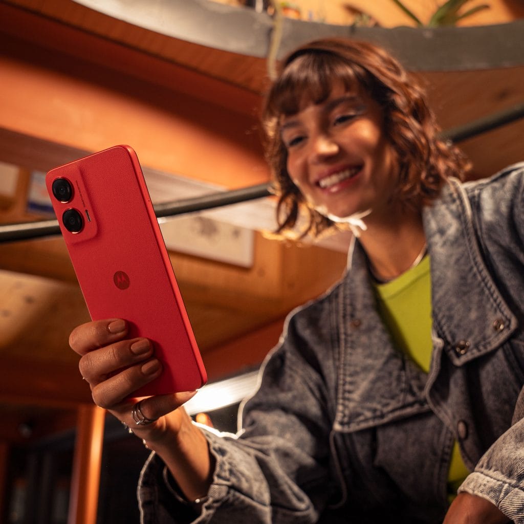 Moto G35 5G в цвят Guava Red