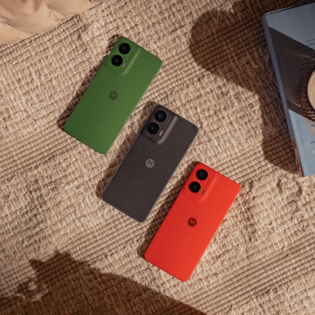 Moto G35 5G в трите цвята: Leaf Green, Guava Red и Midnight Black