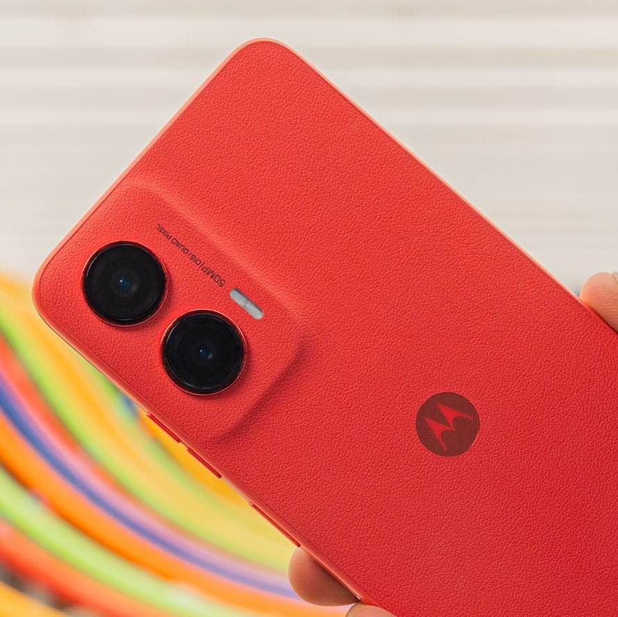 Moto G35 5G в цвят Guava Red