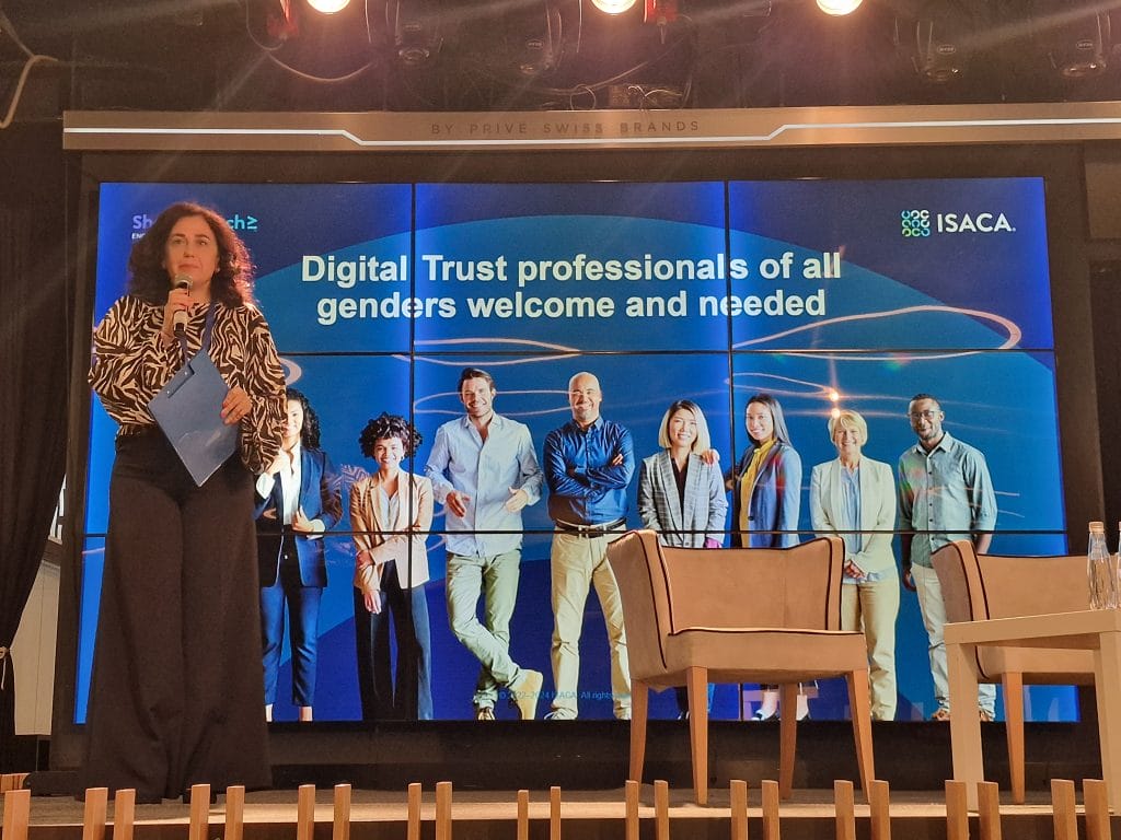 Росина Чолеева-Киркова, Президент на ISACA Sofia Chapter приветства аудиторията