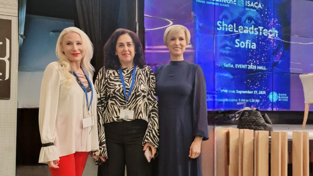 Минути преди старта: (от ляво на дясно) Боряна Попова, Росина Чолеева-Киркова, полк. Невяна Митева