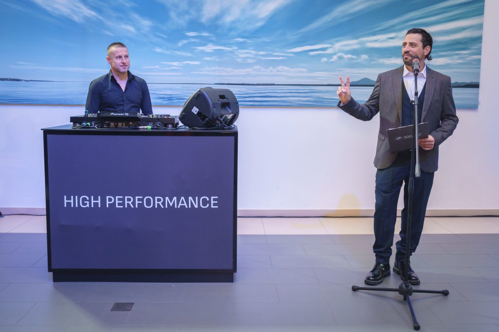 Водещ на грандиозната вечер беше актьорът и музикант Владимир Михайлов, който с изискан стил и чувство за хумор допринесе за специалната атмосфера, а световноизвестният български DJ Mascota се погрижи за уникалното музикално преживяване. 