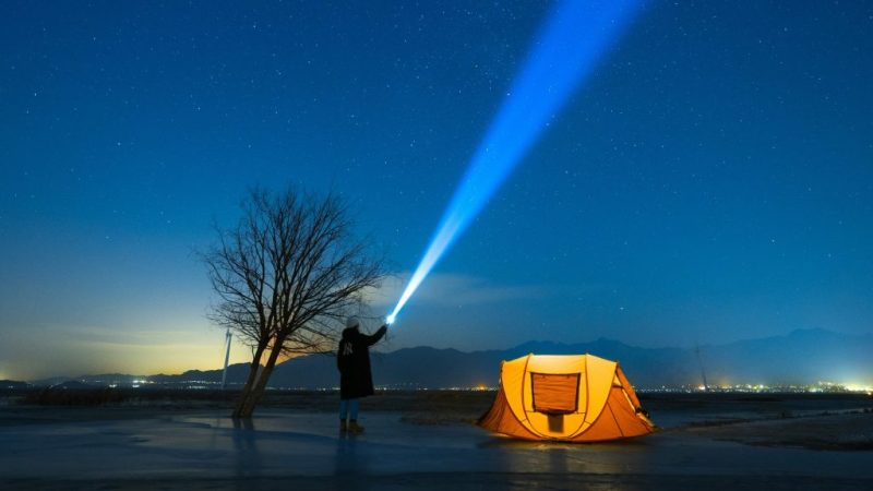 Sandberg представиха новите ръчни фенери от серията Active Survivor, които обединяват половин километров лъч, батерия за смартфон и дори авариен чук