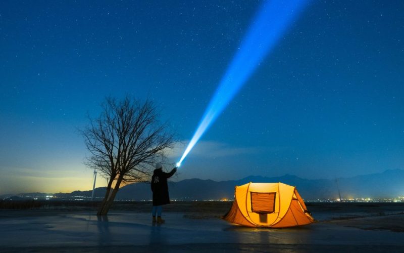 Sandberg представиха новите ръчни фенери от серията Active Survivor, които обединяват половин километров лъч, батерия за смартфон и дори авариен чук