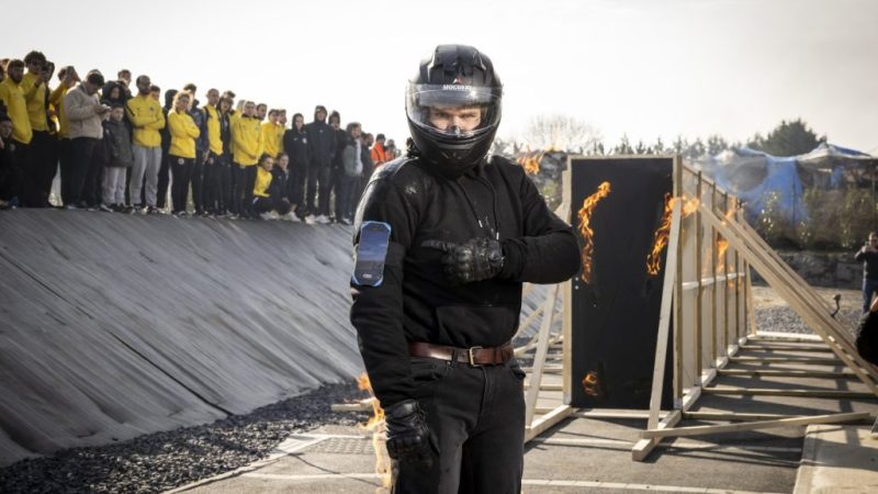 HONOR Magic7 Lite чупи световен рекорд на Гинес! ? HONOR Magic7 Lite не просто впечатлява с дизайн и технологии – той влезе в Световните рекорди на Гинес! ? Смартфонът доказа своята издръжливост в екстремно каскадьорско предизвикателство, преминавайки през най-много последователни пламтящи врати с горящо тяло!