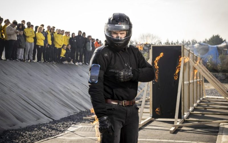 HONOR Magic7 Lite чупи световен рекорд на Гинес! ? HONOR Magic7 Lite не просто впечатлява с дизайн и технологии – той влезе в Световните рекорди на Гинес! ? Смартфонът доказа своята издръжливост в екстремно каскадьорско предизвикателство, преминавайки през най-много последователни пламтящи врати с горящо тяло!