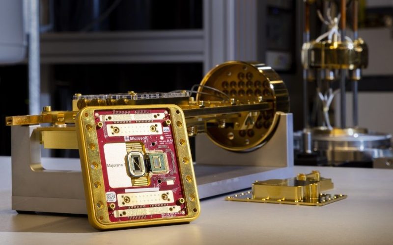 Microsoft представи Majorana 1 – първият в света квантов чип с топологична архитектура, който обещава пробив в квантовите изчисления. Благодарение на топокондуктори и нов тип кубити, технологията може да направи милион-кубитови квантови компютри реалност в рамките на няколко години.