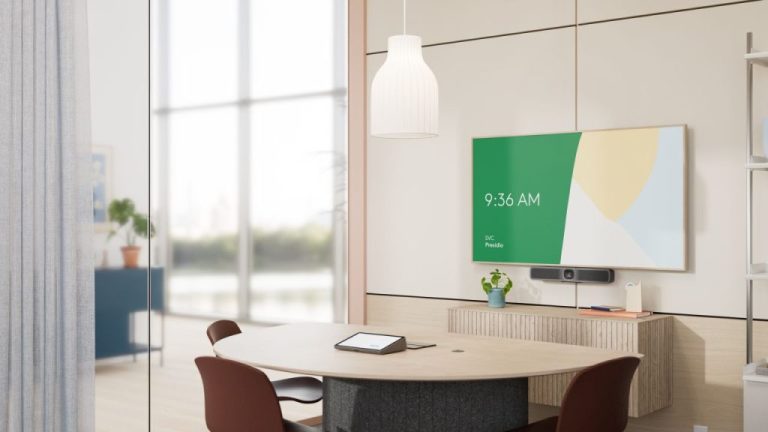 Минете на следващото ниво в онлайн срещите и видео конференции; Изпробвайте безплатно конферентното решение Logitech MeetUp 2