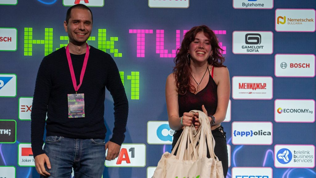 Кои са трите отличени проекта на Hack TUES 11, сред които мобилно приложение за онлайн прегледи, AI колцентър и игра за финансова грамотност.