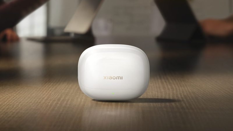 Xiaomi Buds 5 Pro дебютираха на MWC 2025 с революционна функция за запис на разговори директно в калъфа на слушалките, студиен звук със Snapdragon Sound™, превод в реално време и до 40 часа живот на батерията.