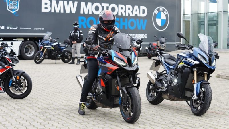 Над 25 мотоциклета, легендарният M 1000 RR и стотици фенове – BMW Motorrad Roadshow стартира в България с тест драйв и емоция на две колела.