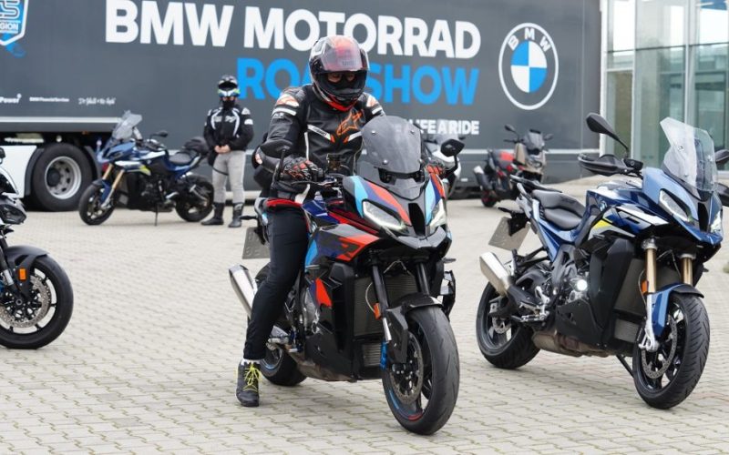 Над 25 мотоциклета, легендарният M 1000 RR и стотици фенове – BMW Motorrad Roadshow стартира в България с тест драйв и емоция на две колела.