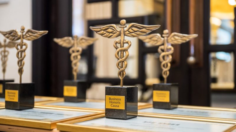 Vivacom получи престижното отличие „Бизнес хонорис кауза“ за приноса си към развитието на образованието в България. Компанията бе отличена за дългогодишната си подкрепа на олимпийските отбори по природни науки, финансирането на Международната олимпиада по изкуствен интелект и технологичните си инициативи в сферата на образованието.