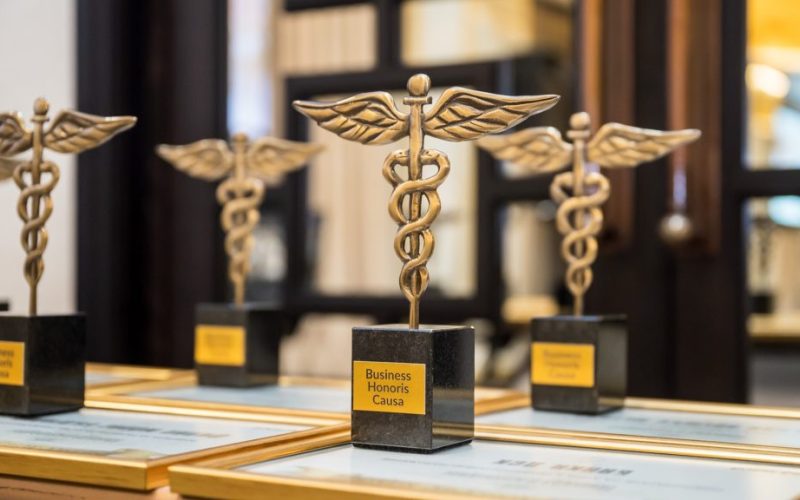 Vivacom получи престижното отличие „Бизнес хонорис кауза“ за приноса си към развитието на образованието в България. Компанията бе отличена за дългогодишната си подкрепа на олимпийските отбори по природни науки, финансирането на Международната олимпиада по изкуствен интелект и технологичните си инициативи в сферата на образованието.