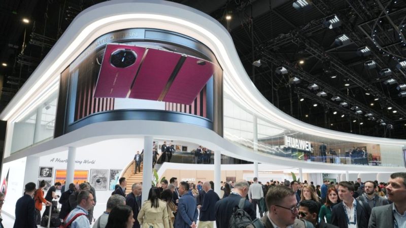 Huawei представи на MWC 2025 в Барселона първия в света комерсиален тройно сгъваем смартфон Mate XT | ULTIMATE DESIGN, заедно с нови устройства, иновации в мобилната фотография, носими технологии и творчески инструменти.