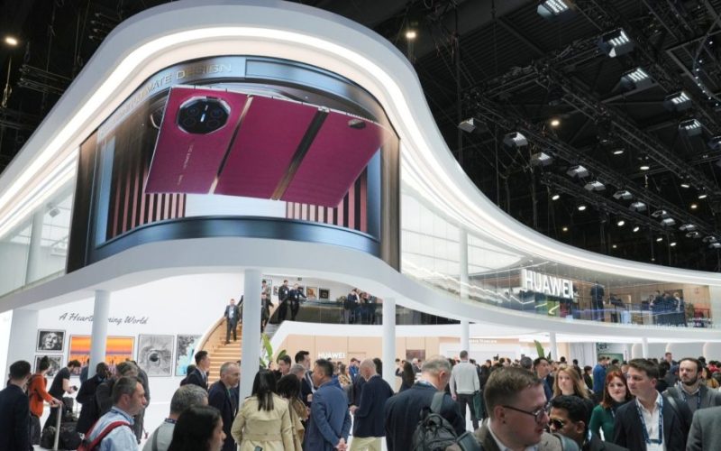 Huawei представи на MWC 2025 в Барселона първия в света комерсиален тройно сгъваем смартфон Mate XT | ULTIMATE DESIGN, заедно с нови устройства, иновации в мобилната фотография, носими технологии и творчески инструменти.