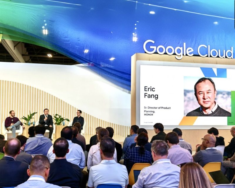 Ерик Фанг, старши директор продуктово планиране в HONOR по време на панелна дискусия на конференцията Google Cloud Next 2025