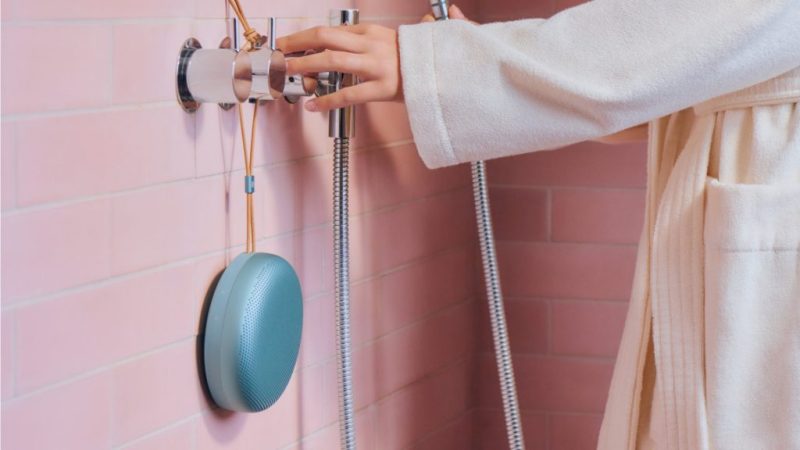 Bang & Olufsen представя Beosound A1 3rd Gen – портативен говорител с премиум звук, устойчив дизайн, 24 ч. батерия и Cradle to Cradle сертификат.