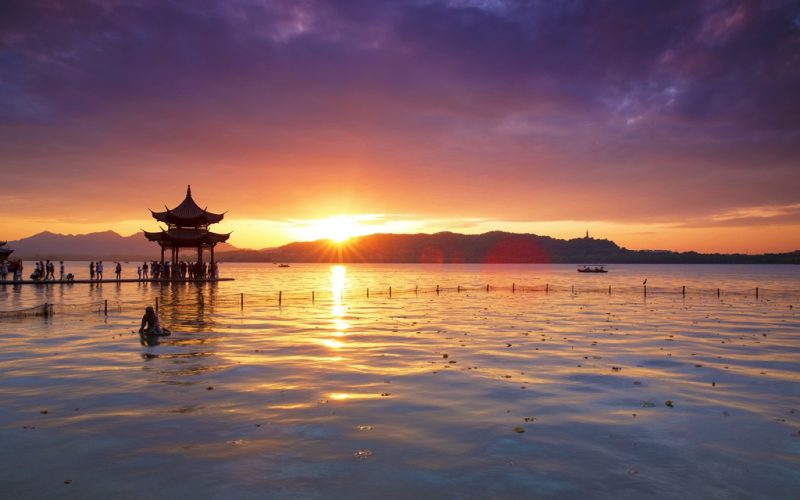 Западното езеро в Ханджоу – място, където поезията се отразява във водата, а всяка пагода шепне легенда. Вижте как то вдъхновява света:
