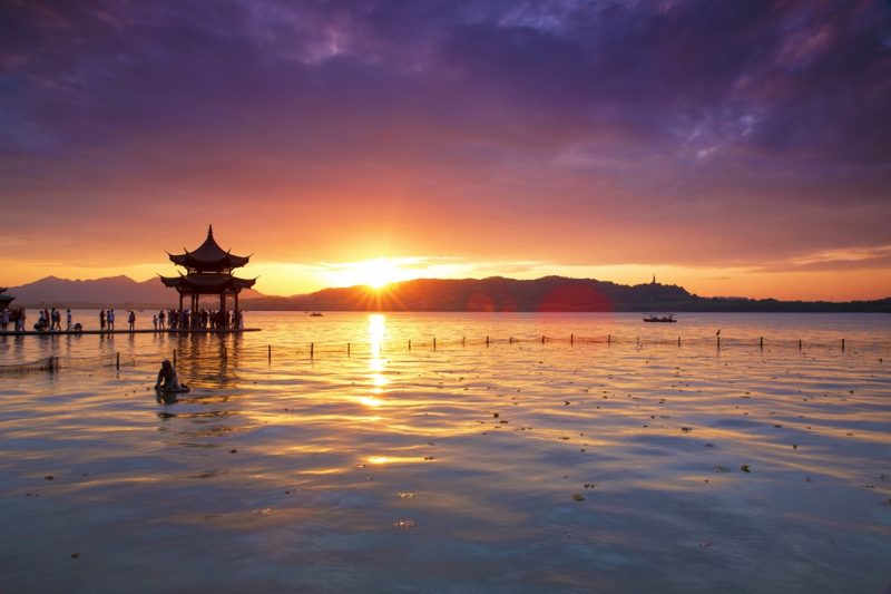 Западното езеро в Ханджоу – място, където поезията се отразява във водата, а всяка пагода шепне легенда. Вижте как то вдъхновява света:
