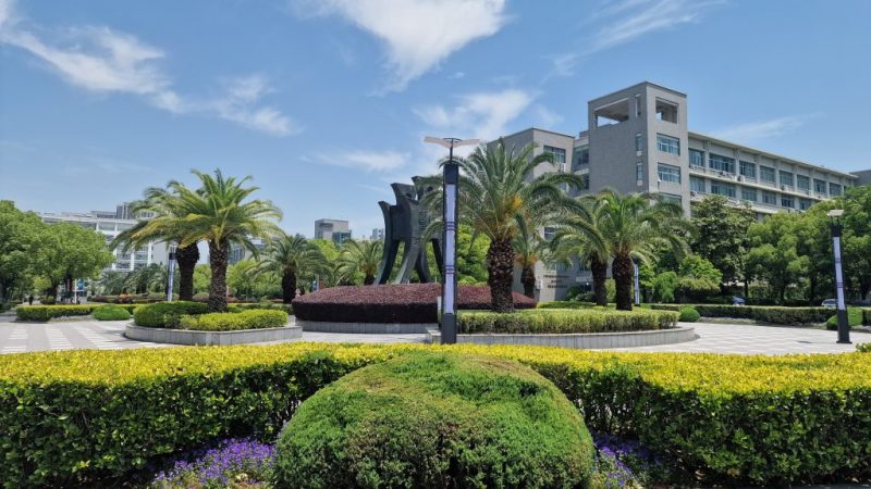 Zhejiang Financial College обучава бъдещите лидери на Китай с визия за устойчив бизнес, технологии и глобален диалог в кампус, който вдъхновява.